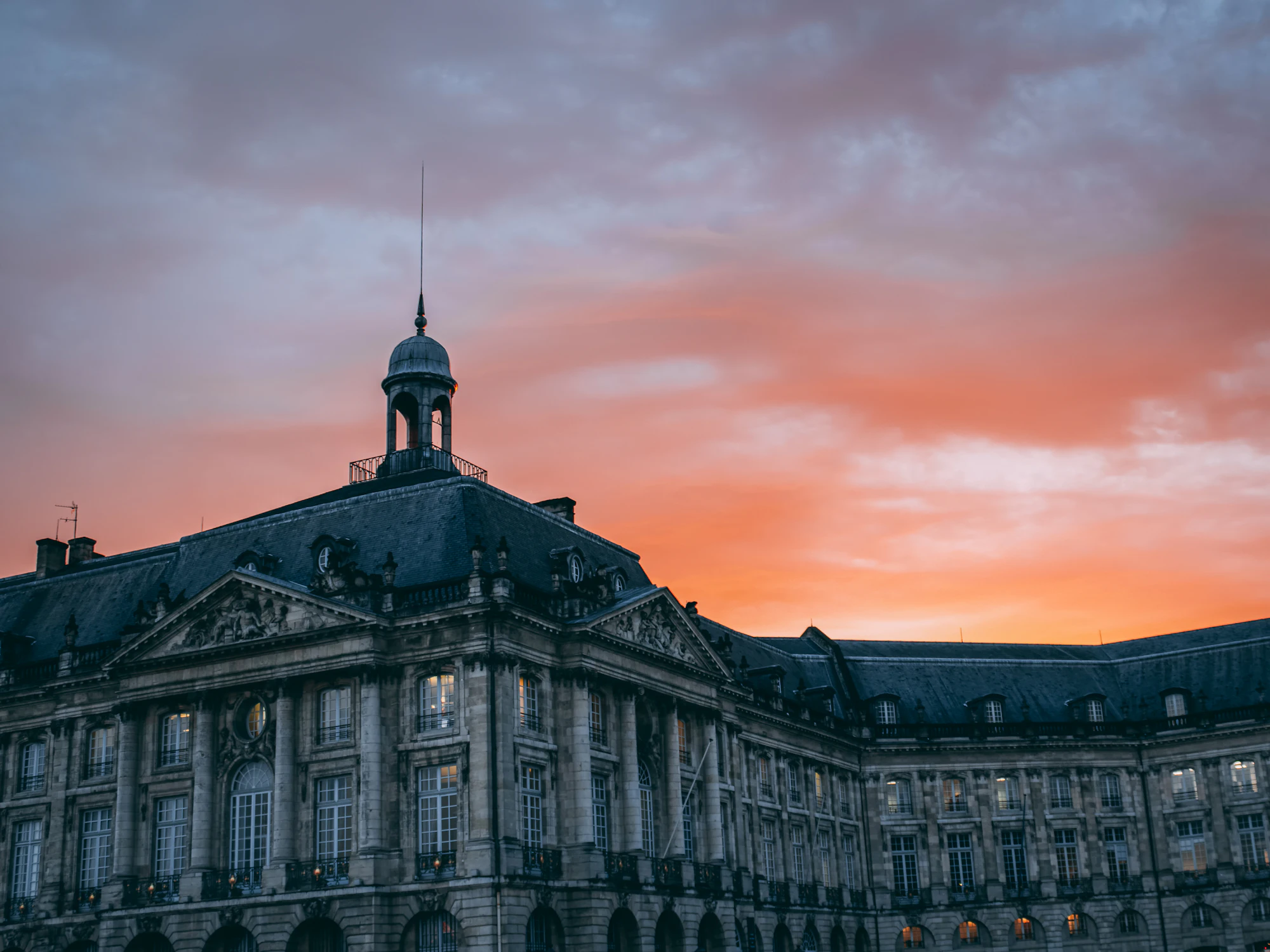 Place de la Bourse à Bordeaux à l’heure dorée